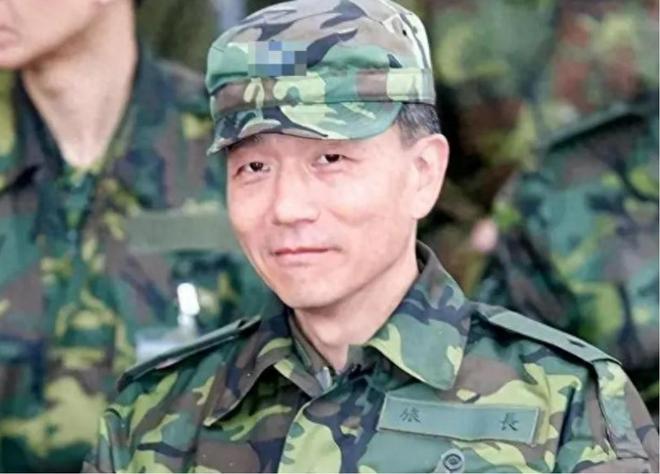 台“退役少将”：可用照明灯照射趁其睁不开眼再发动攻击